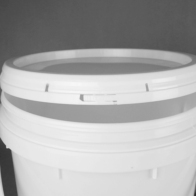 Round Plastic Paint Bucket with Pouring Spout and Heat Resistant